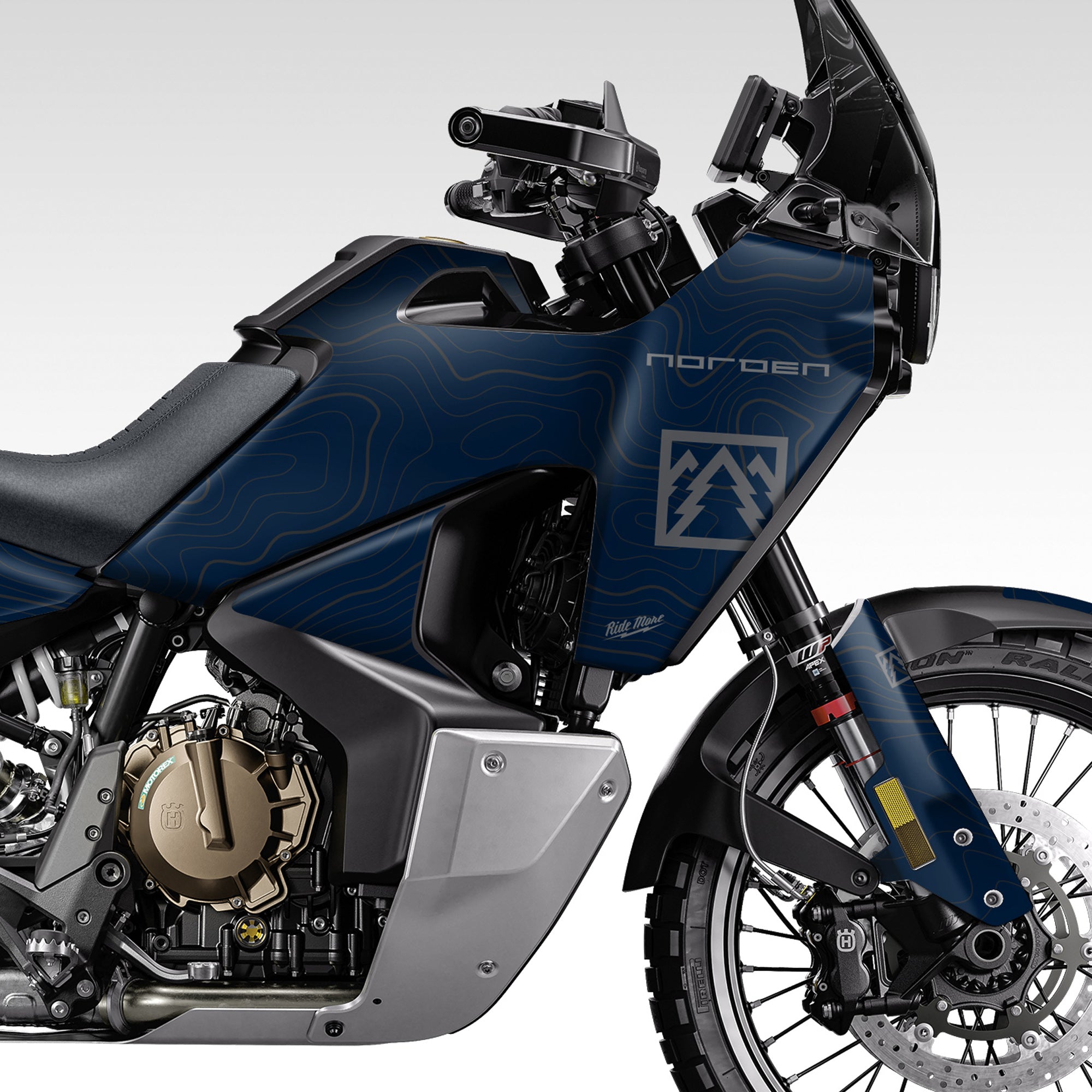ノーザンライツ ダークネイビー36 GRAPHICS KIT - 2022–2026 HUSQ NORDEN 901 - NAVY FULL TOPO - TMBR MOTO