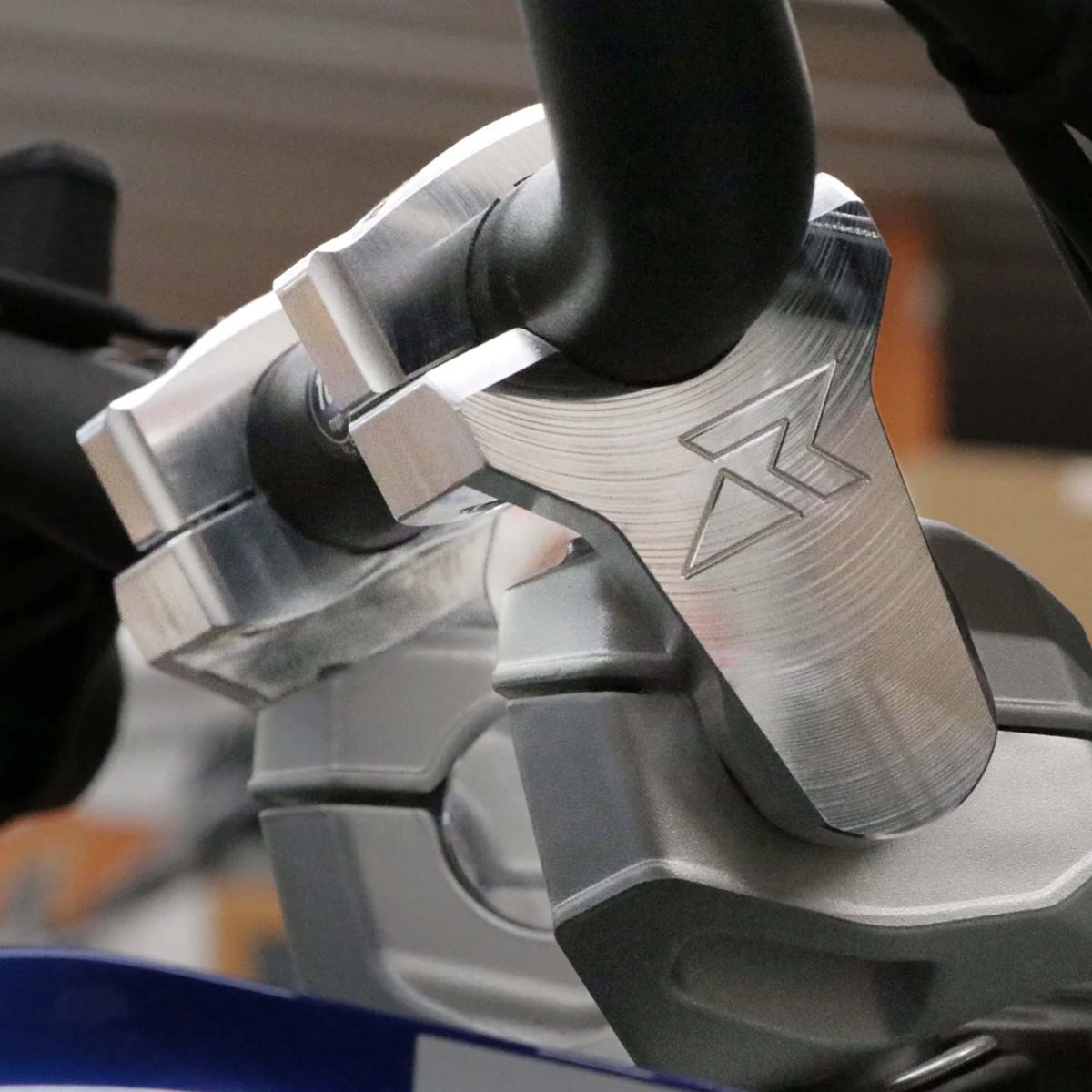 ROX SPEED - 2.4 INCH PIVOTING BAR RISERS - 1 1/4&quot; HANDLEBARS