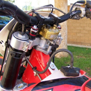 SCOTTS PERFORMANCE - ADJUSTABLE RUBBER SUB-MOUNT STEERING DAMPER KIT - 2020–2025 BETA